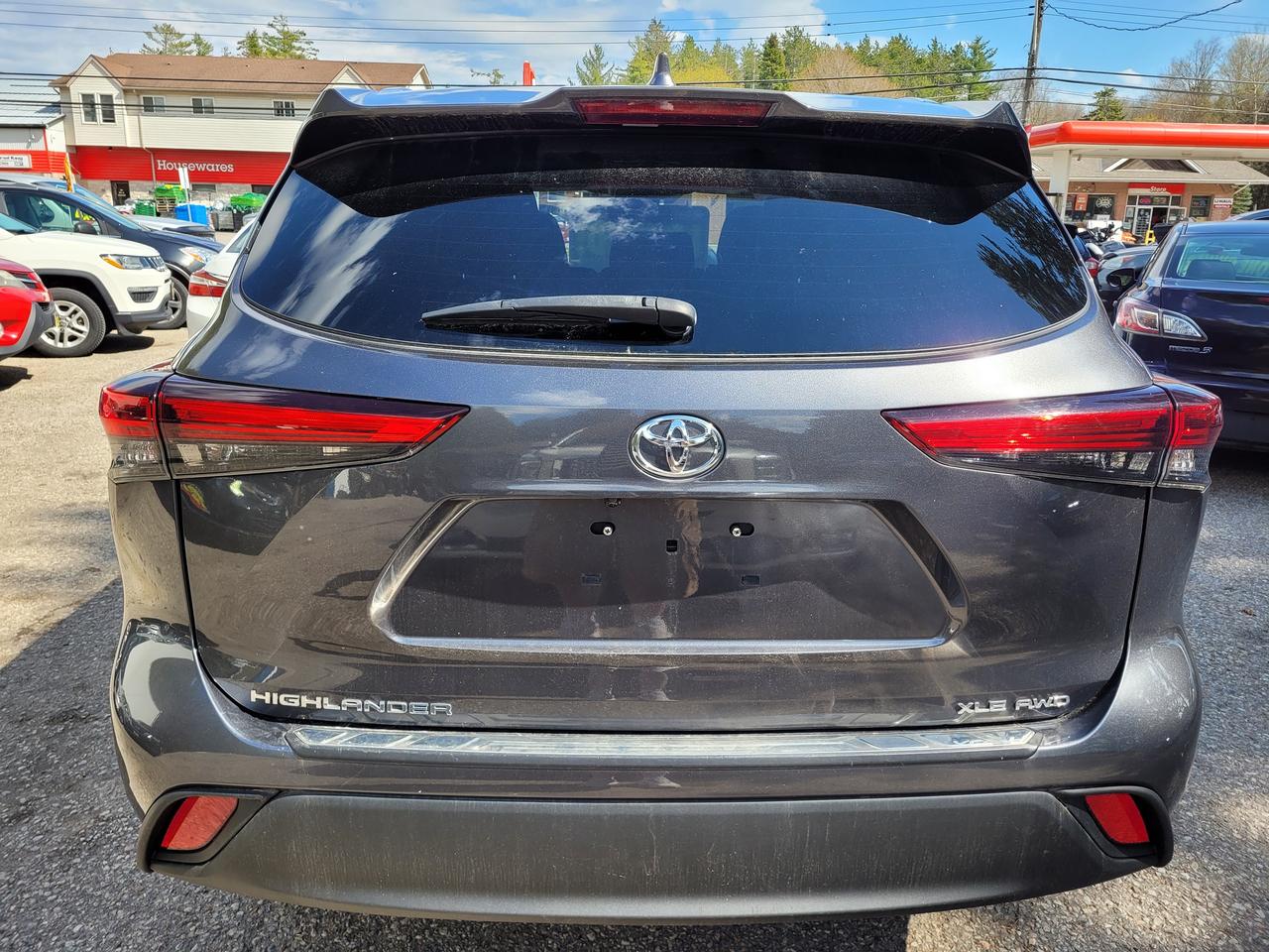 2020 Toyota Highlander XLE AWD Clean CarFax Financing Available Trades OK Photo2