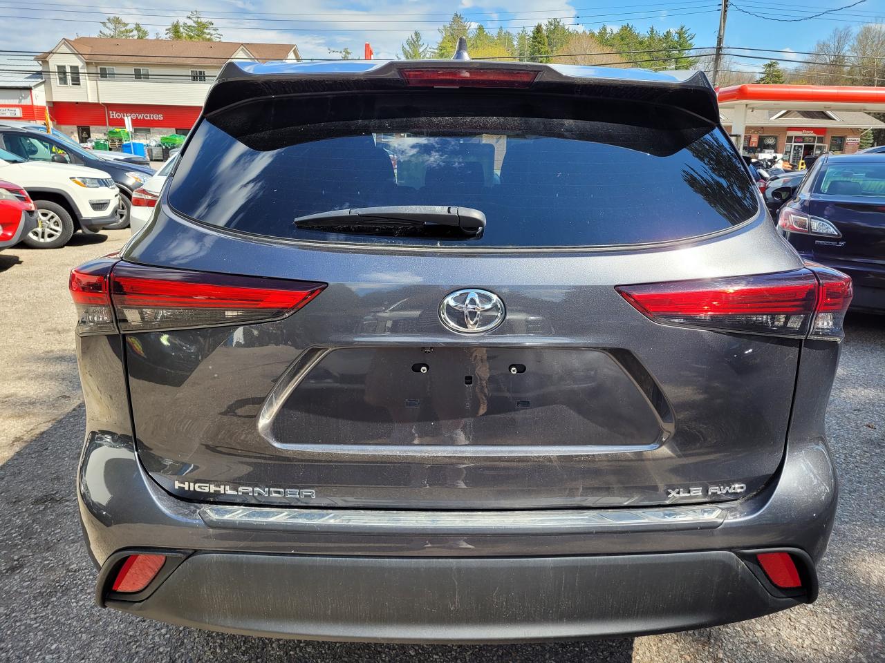 2020 Toyota Highlander XLE AWD Clean CarFax Financing Available Trades OK Photo2