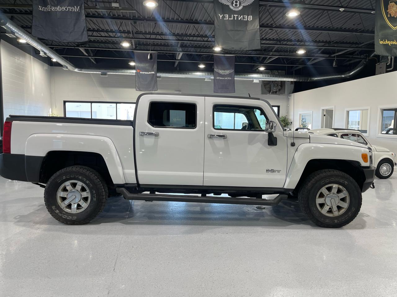 2010 Hummer H3T Luxury - Photo #1