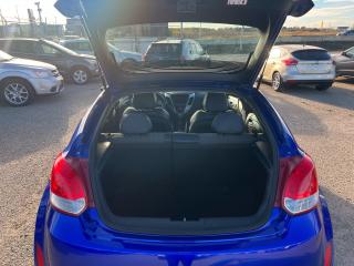 2014 Hyundai Veloster Tech leather nav sun roof heated seats back up cam - Photo #10