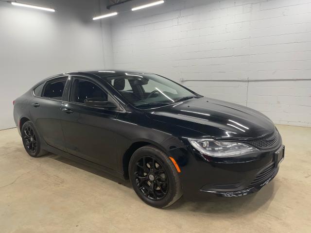 2015 Chrysler 200 LX Photo1