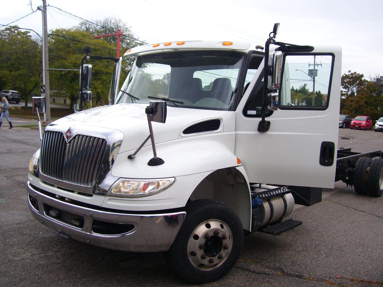 2017 International 4300 S Frame _ 6.7 ISB Cummins_ 6 Speed_ G License - Photo #15