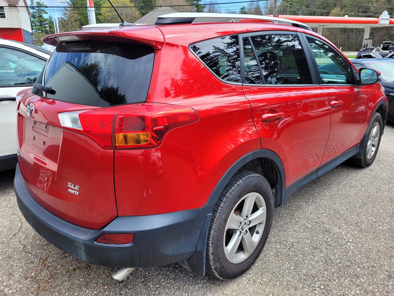 2015 Toyota RAV4 AWD 4dr XLE Clean CarFax Financing Trades Welcome! Photo4