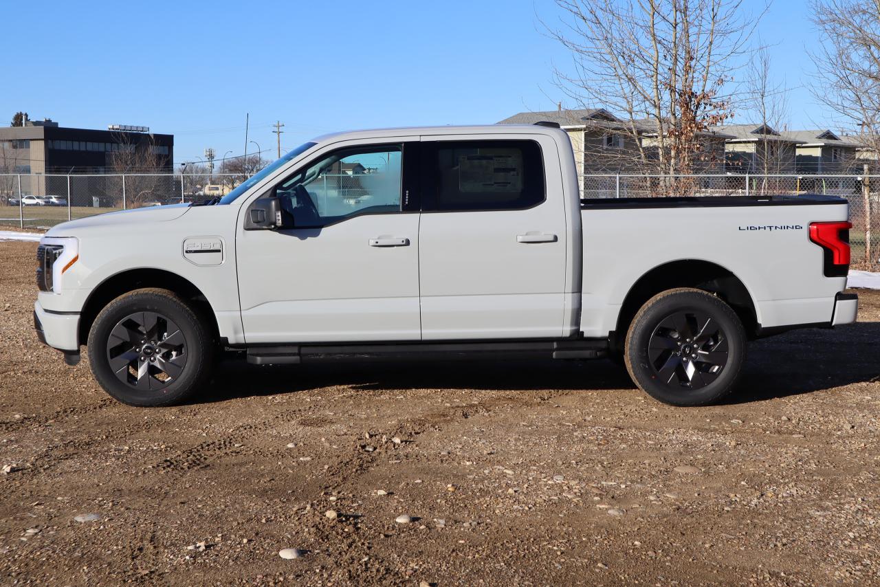 2023 Ford F-150 Lightning XLT Photo5