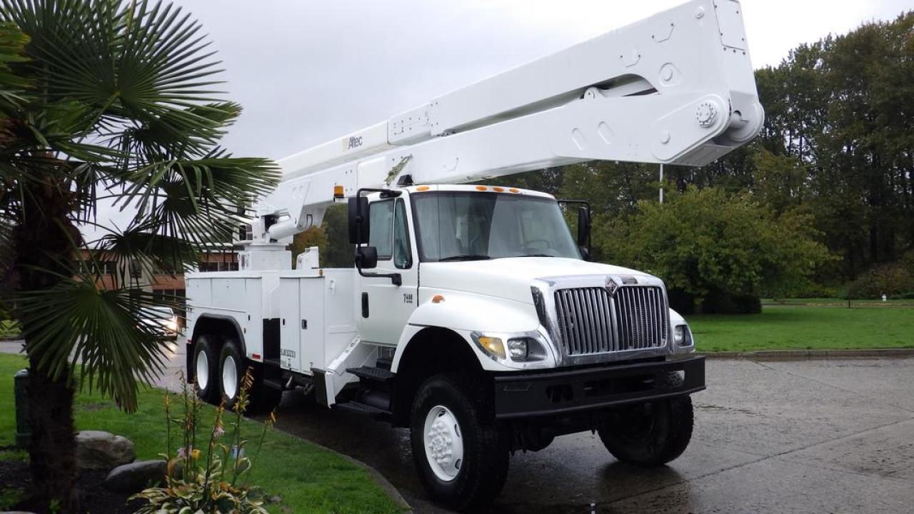 Used 2005 International 7400 6x6 Altec Bucket Truck 3 Seater Diesel Air Brakes for sale in Burnaby, BC