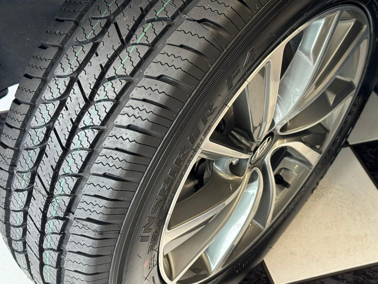 2019 Hyundai Santa Fe Preferred 2.0T AWD+New Tires & Brakes+CLEAN CARFAX - Photo #12