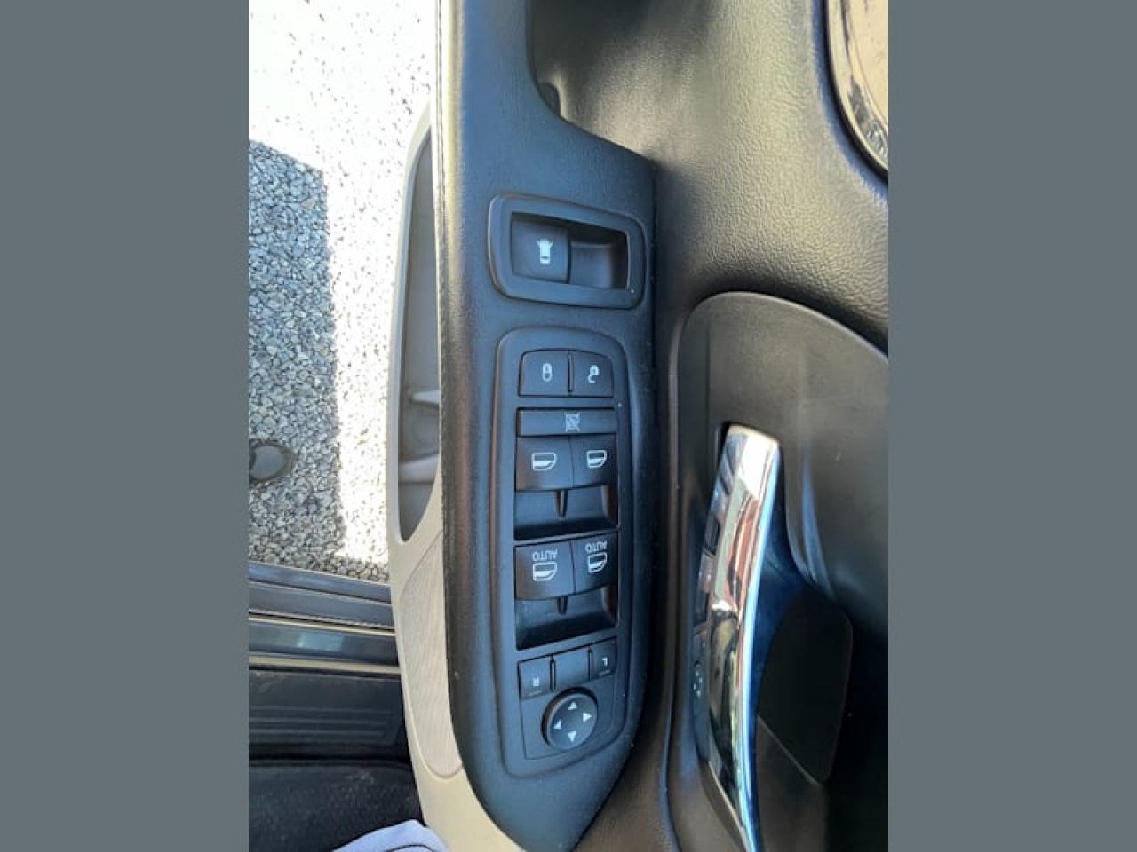 2016 Dodge Grand Caravan 4dr Wgn Crew with Safety and Warranty, Financing available Photo