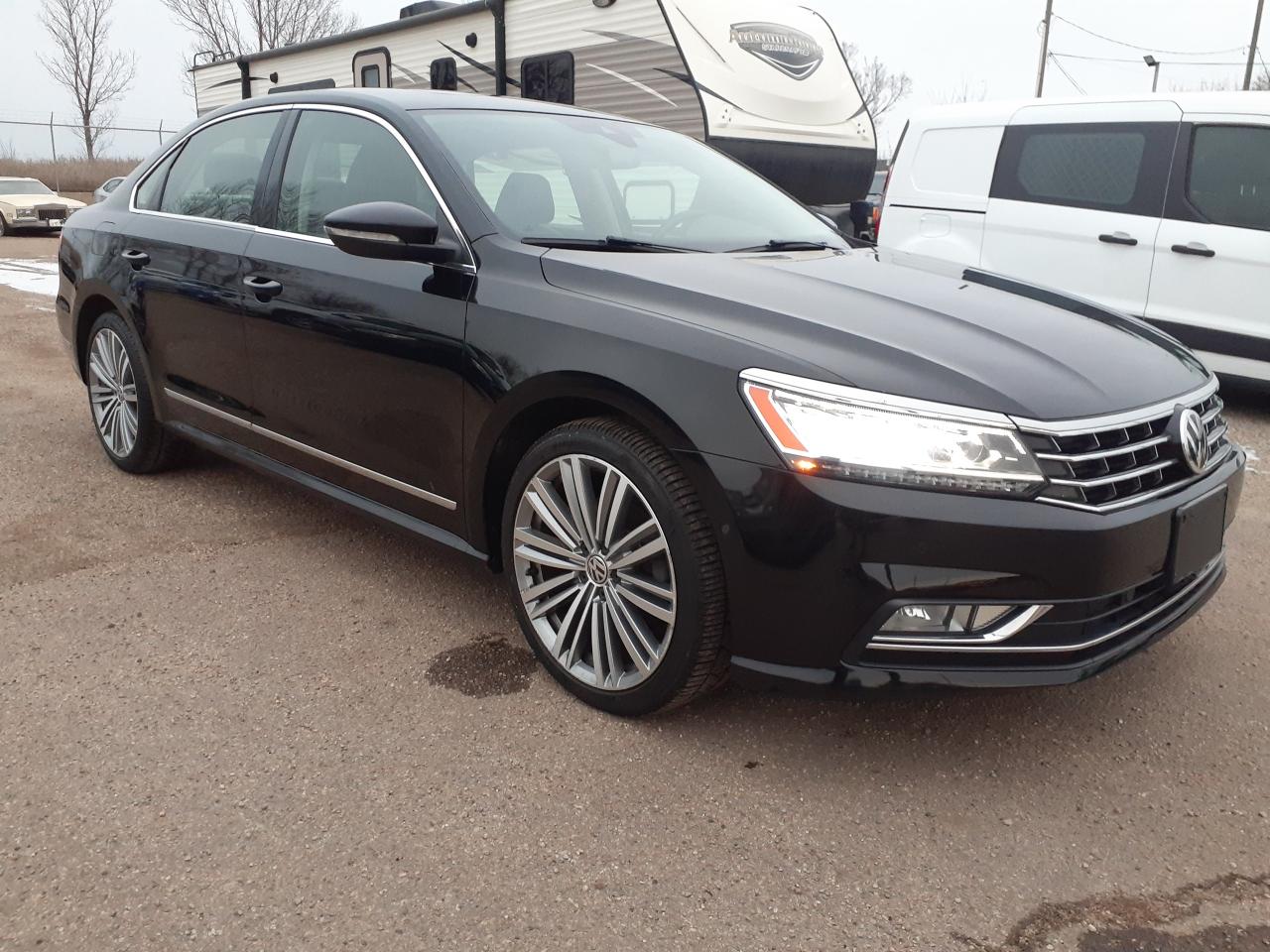 2016 Volkswagen Passat Execuline, Leather, Nav, Remote, Bu Cam, Blnd spot - Photo #1