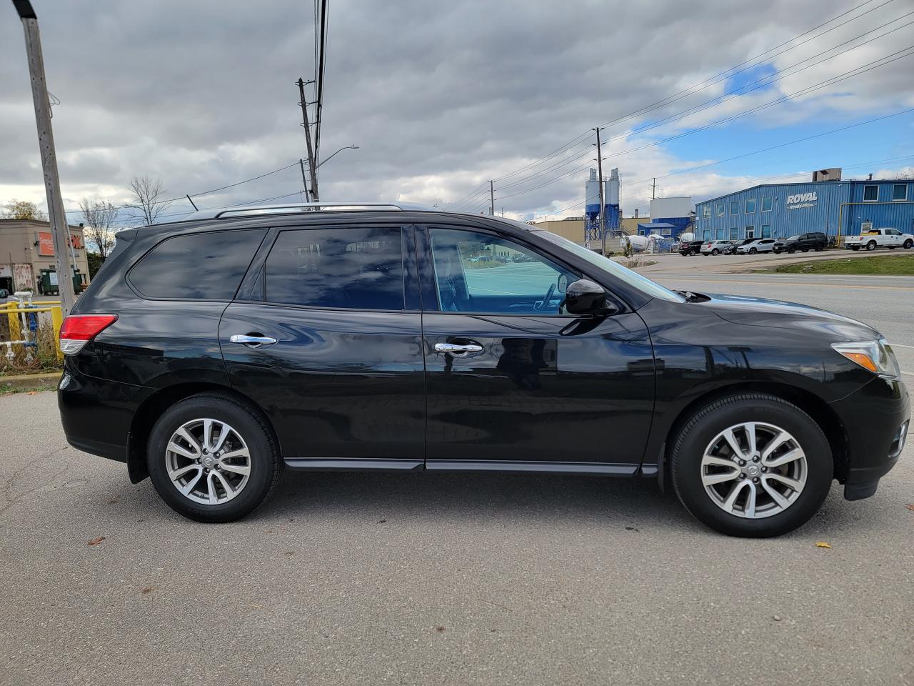 2016 Nissan Pathfinder SV - Photo #4