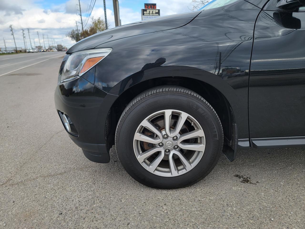 2016 Nissan Pathfinder SV - Photo #9