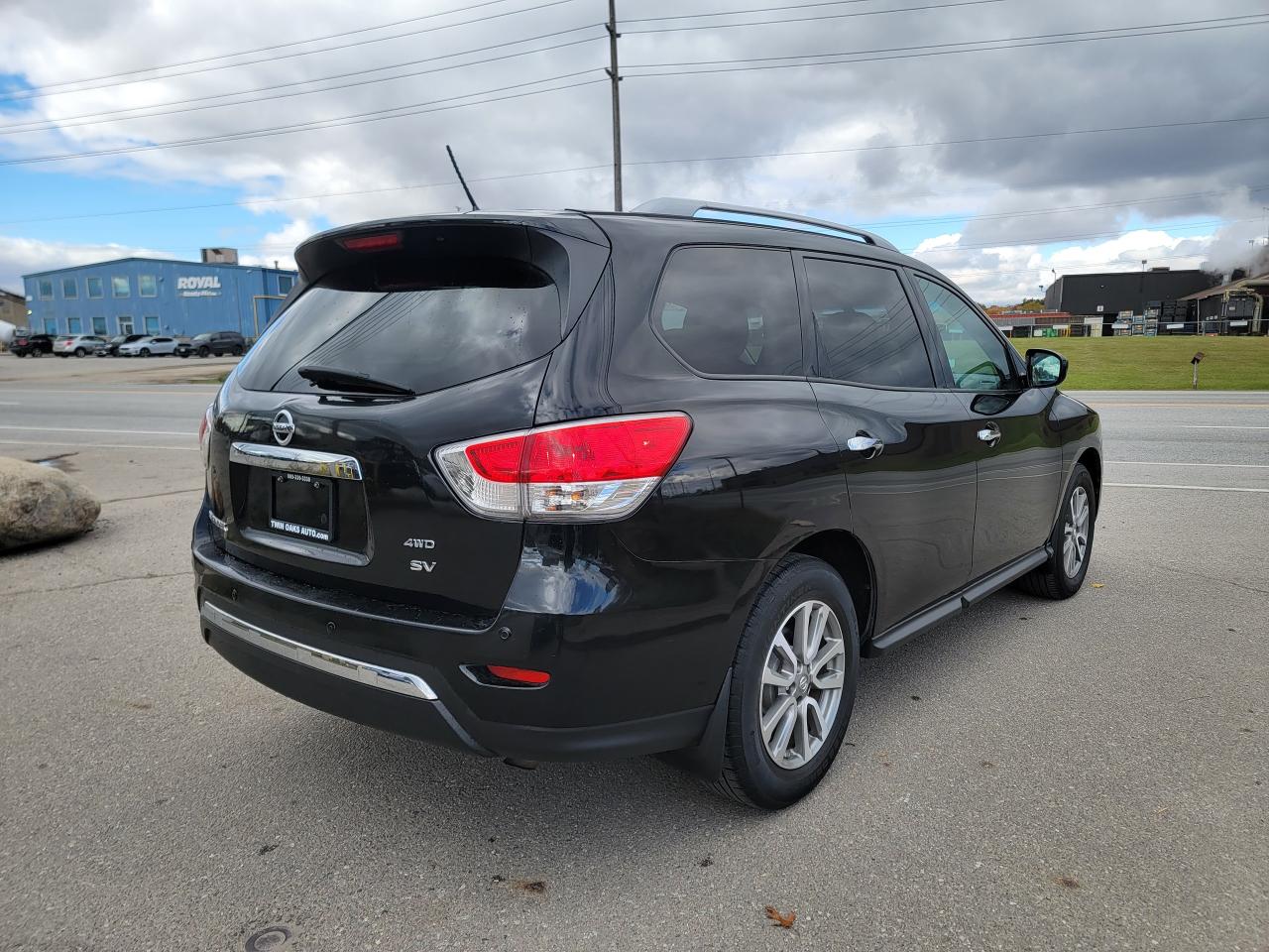 2016 Nissan Pathfinder SV - Photo #5