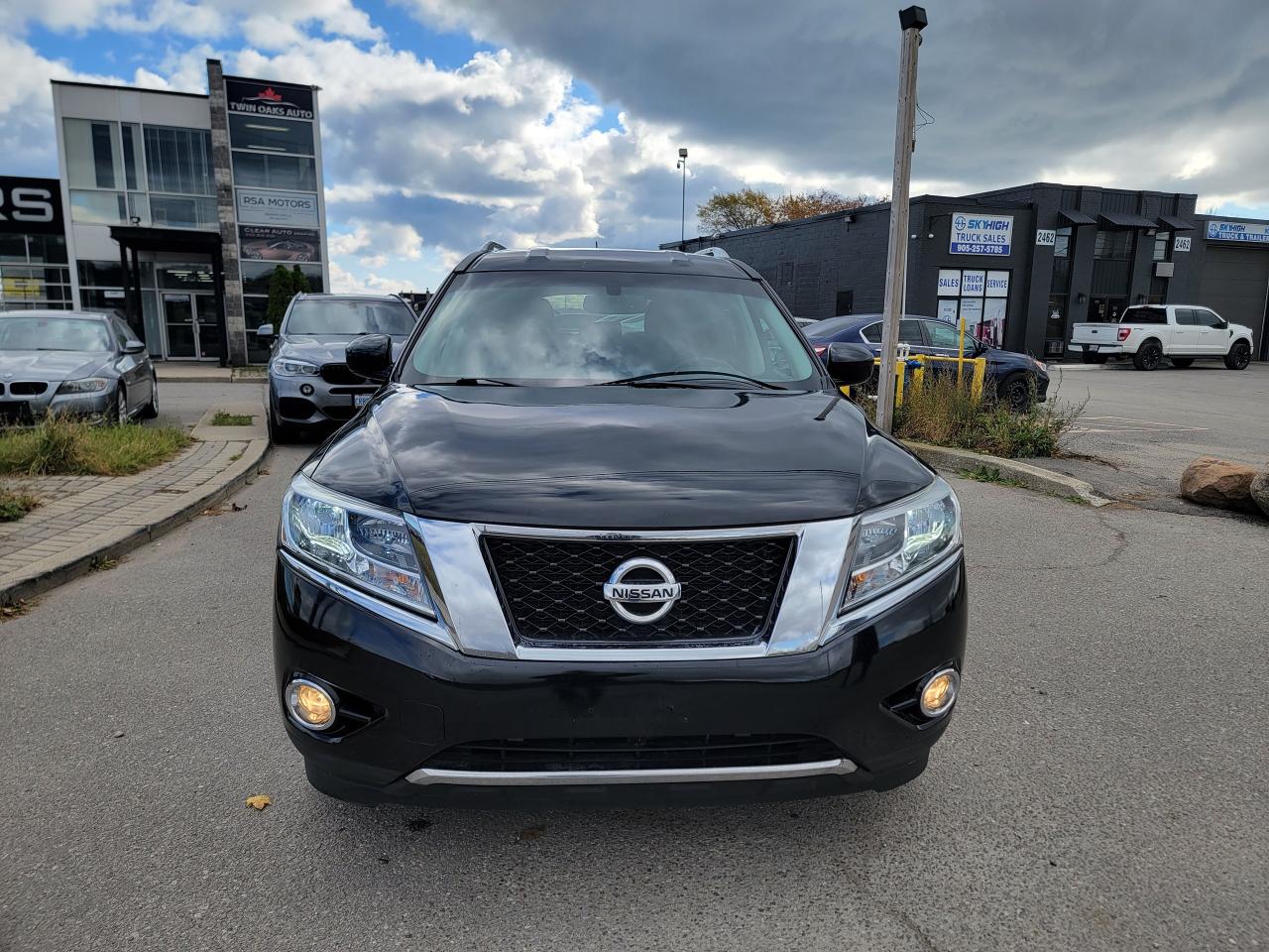 2016 Nissan Pathfinder SV - Photo #2