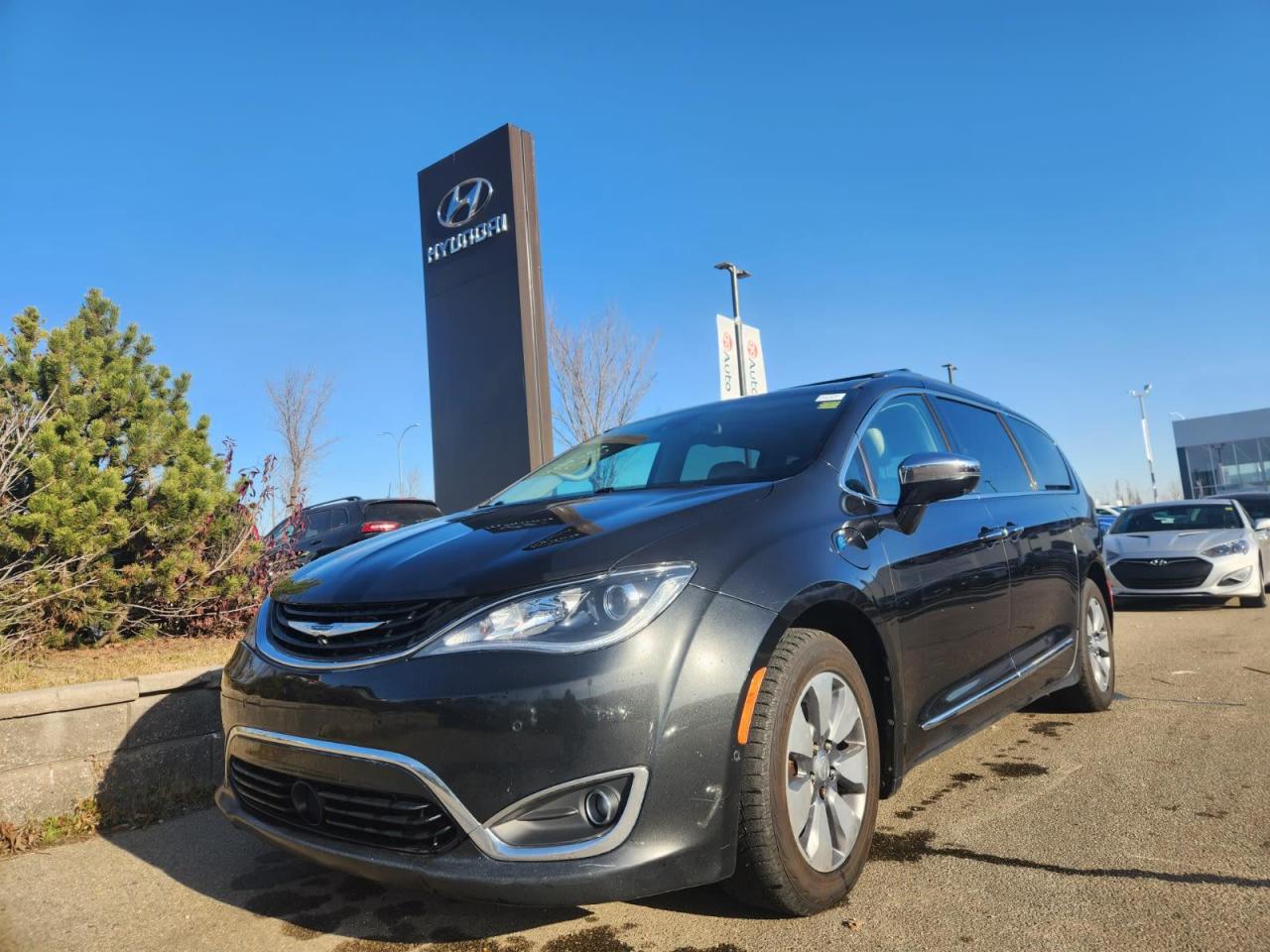 Used 2017 Chrysler Pacifica Hybrid for sale in Edmonton, AB