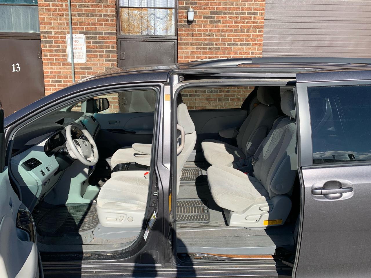 2011 Toyota Sienna LE-8 passenger Photo3