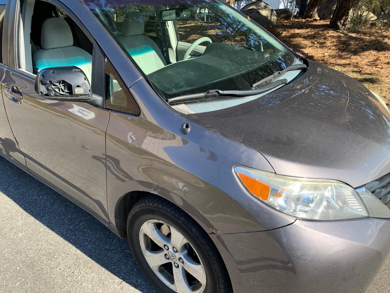 2011 Toyota Sienna LE-8 passenger Photo4