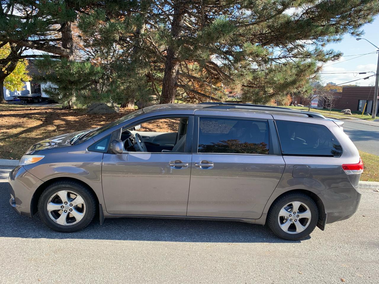 2011 toyota store sienna 8 passenger