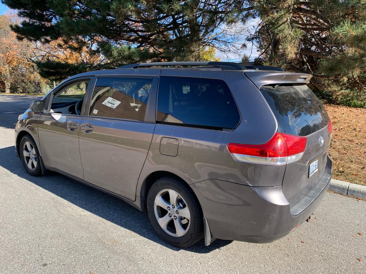 2011 Toyota Sienna LE-8 passenger Photo2