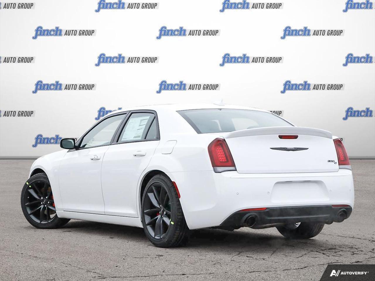2023 Chrysler 300 C Photo3