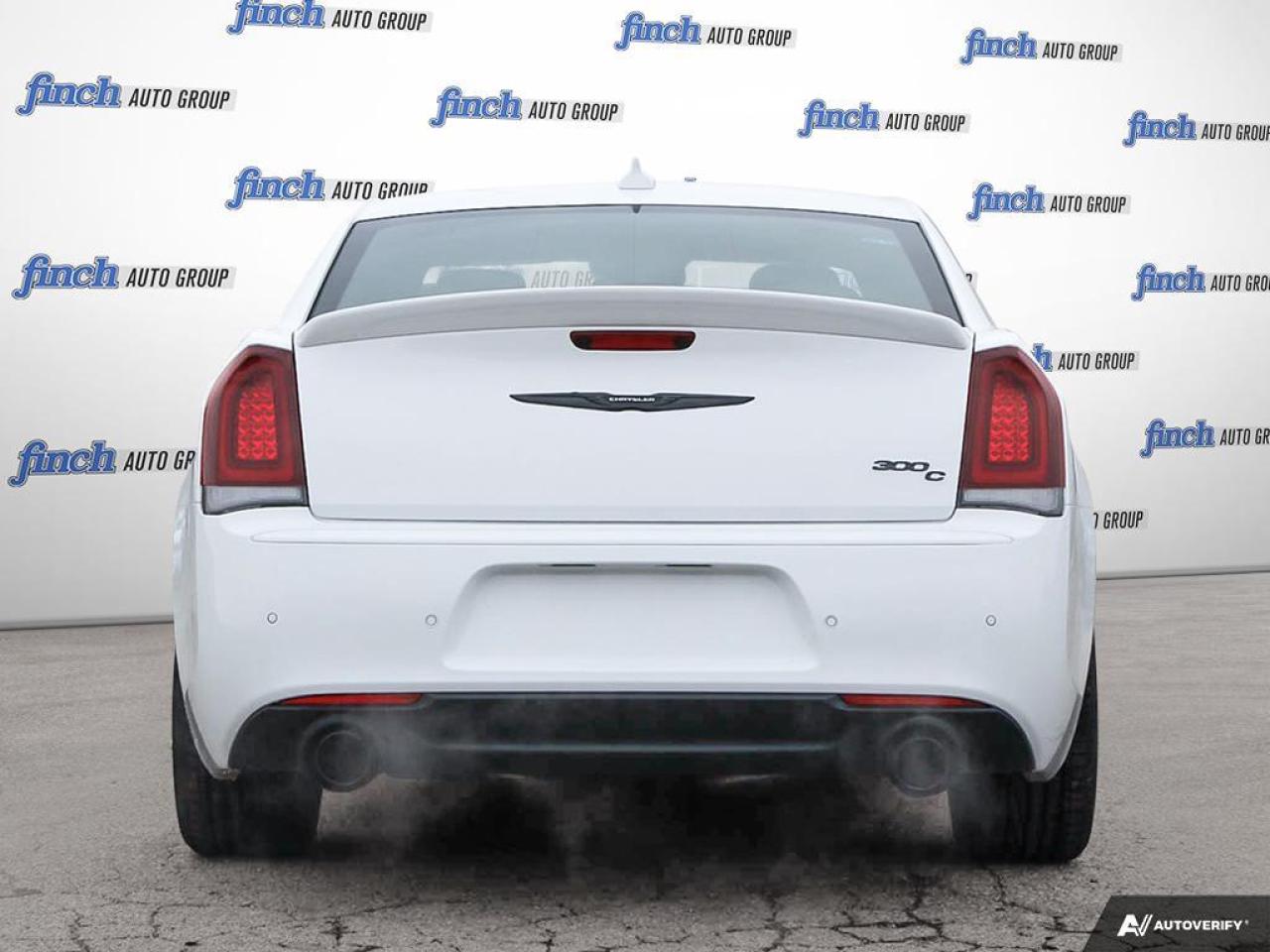 2023 Chrysler 300 C Photo4