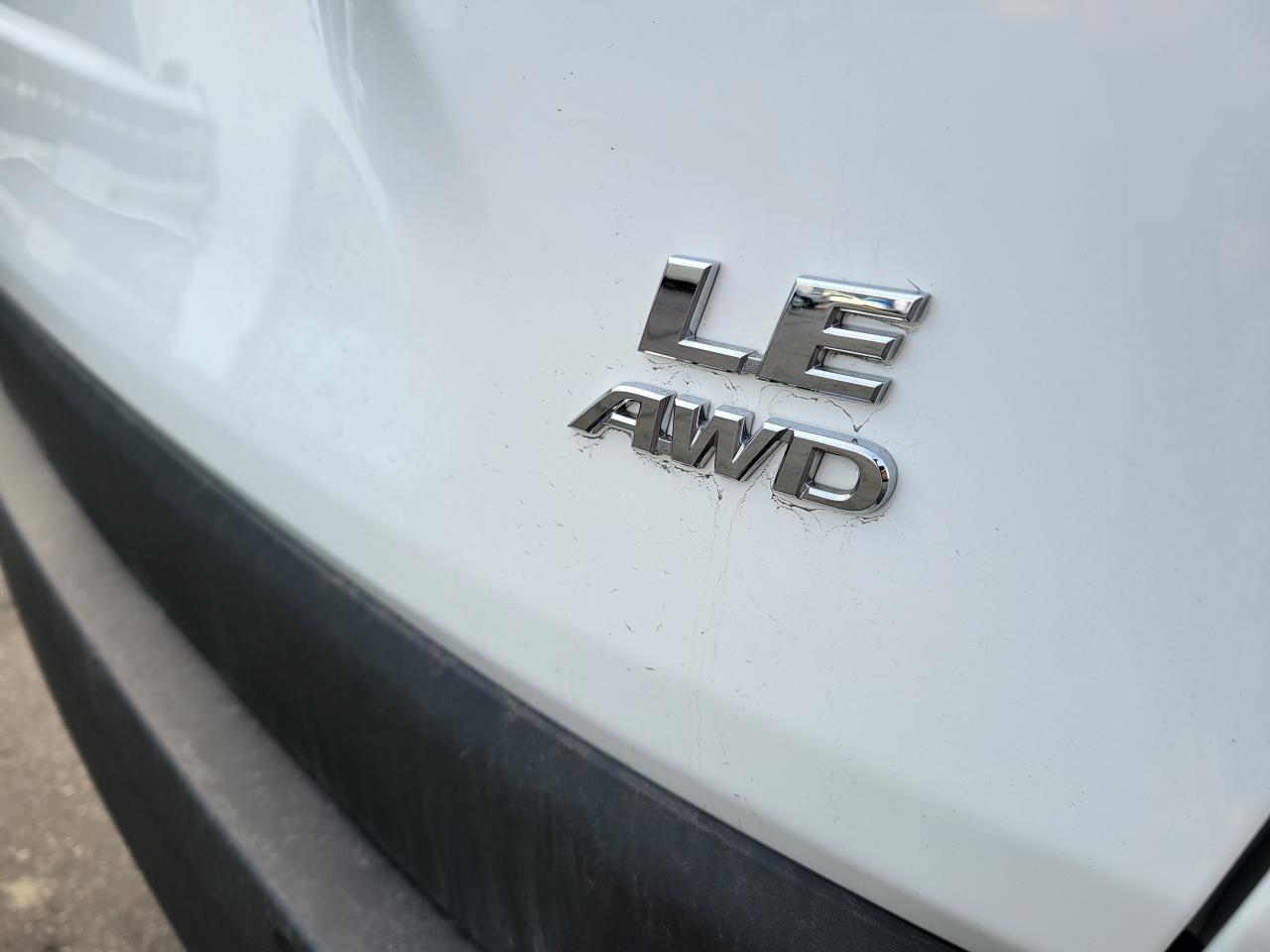 2021 Toyota RAV4 LE Photo5