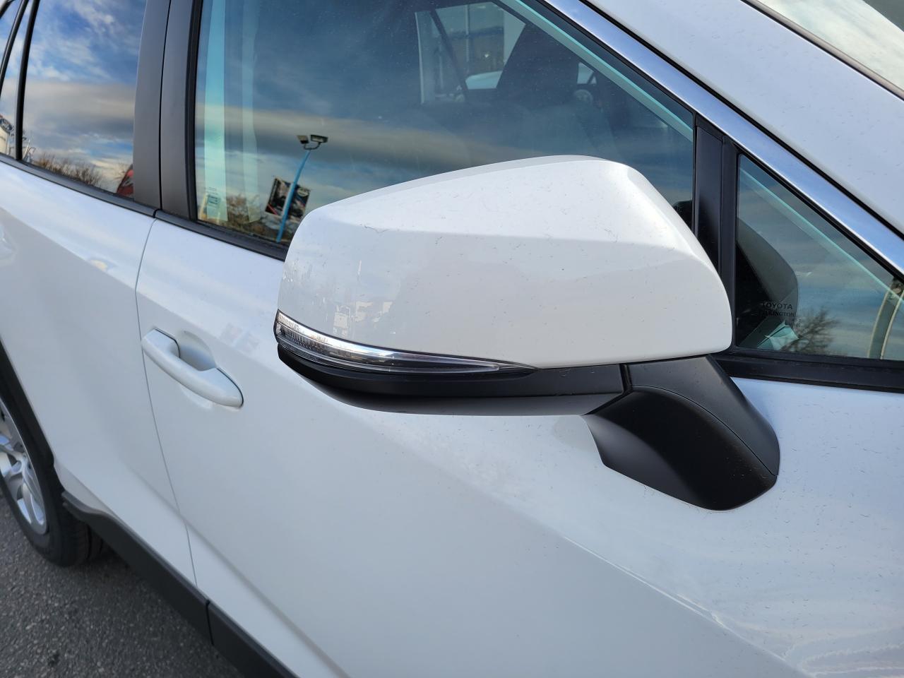 2021 Toyota RAV4 LE Photo5