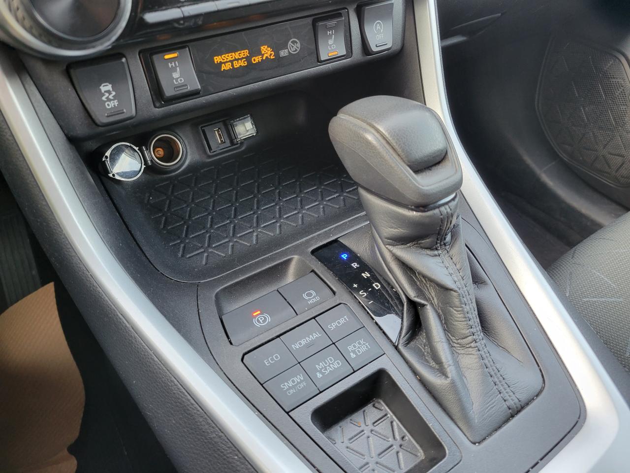 2021 Toyota RAV4 LE Photo5