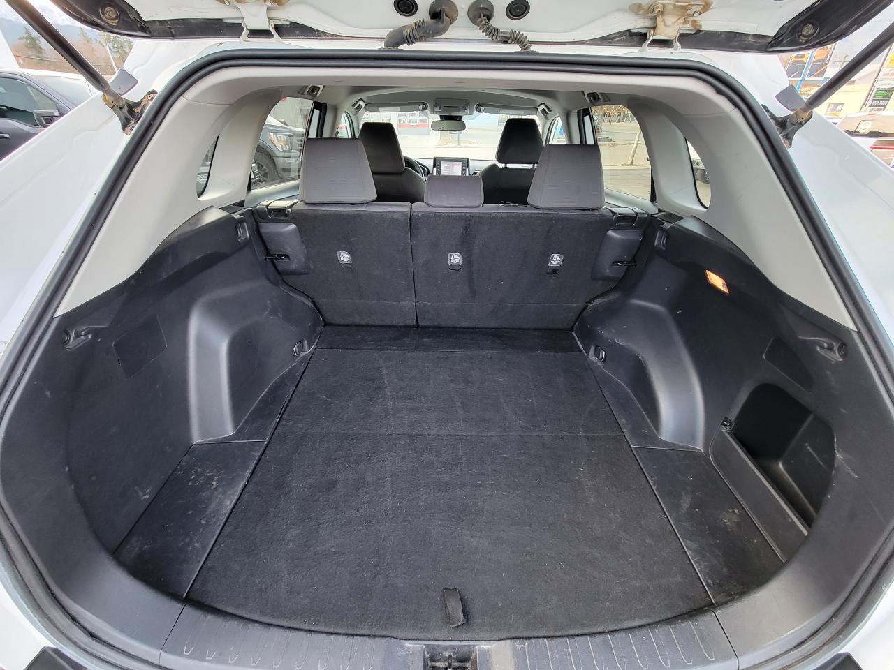 2021 Toyota RAV4 LE Photo5
