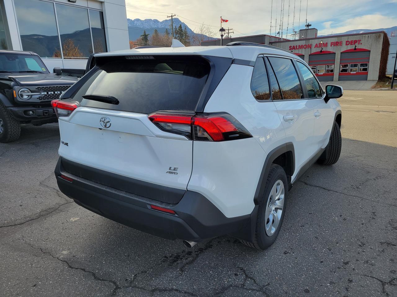 2021 Toyota RAV4 LE Photo5