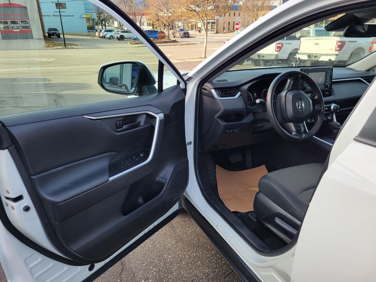 2021 Toyota RAV4 LE Photo5
