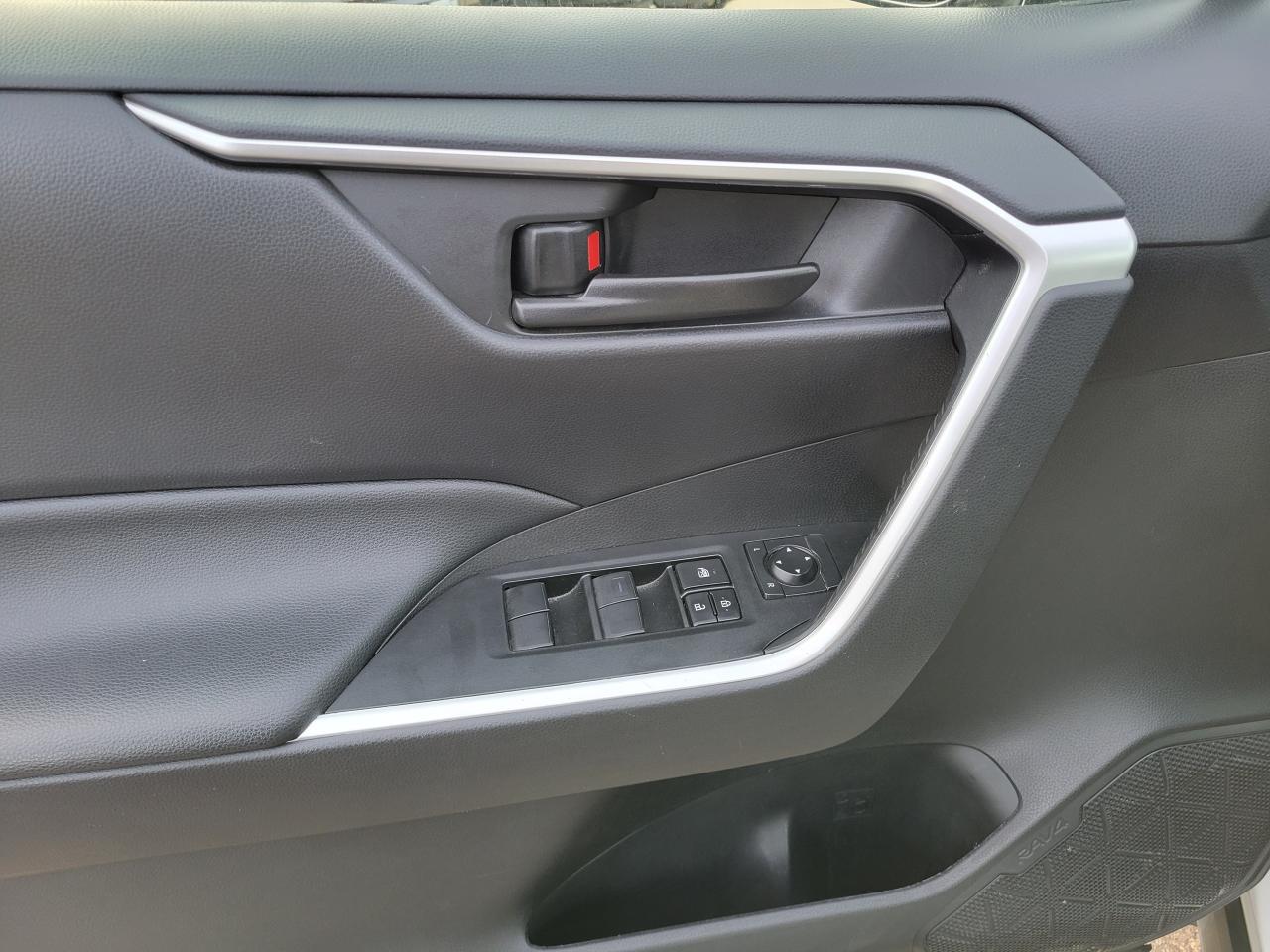 2021 Toyota RAV4 LE Photo5