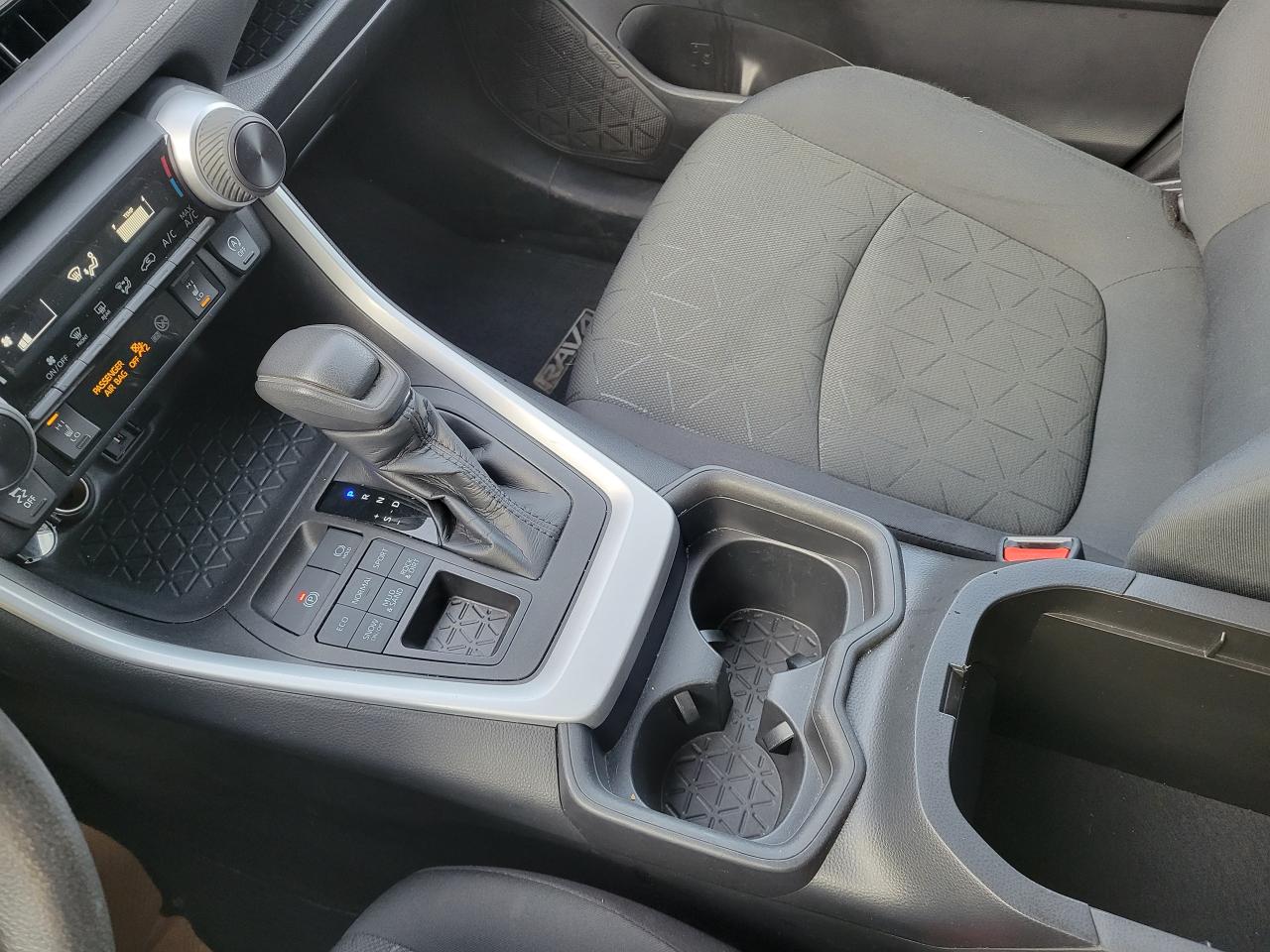 2021 Toyota RAV4 LE Photo5