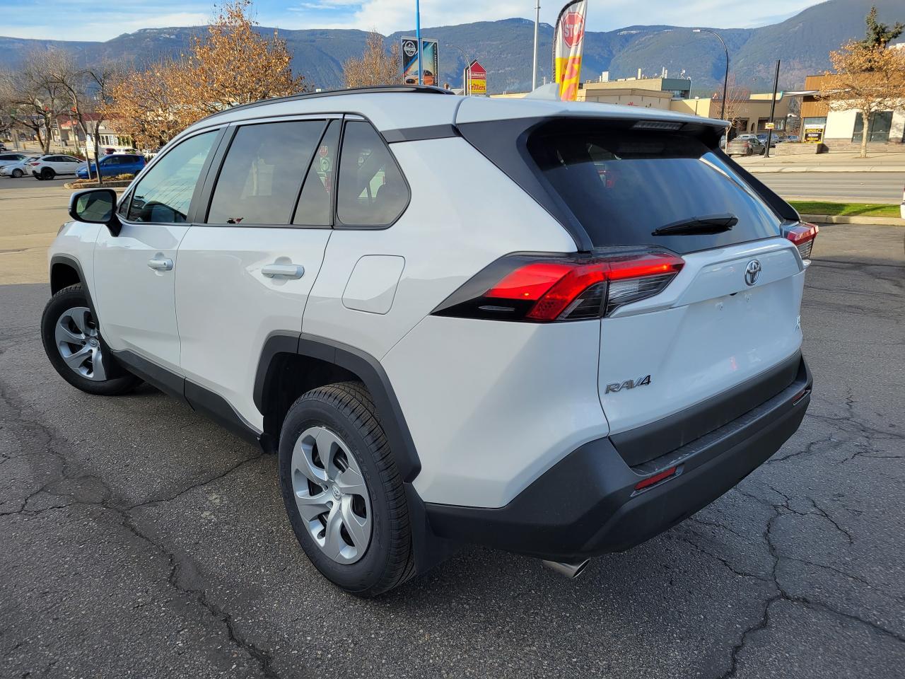 2021 Toyota RAV4 LE Photo4