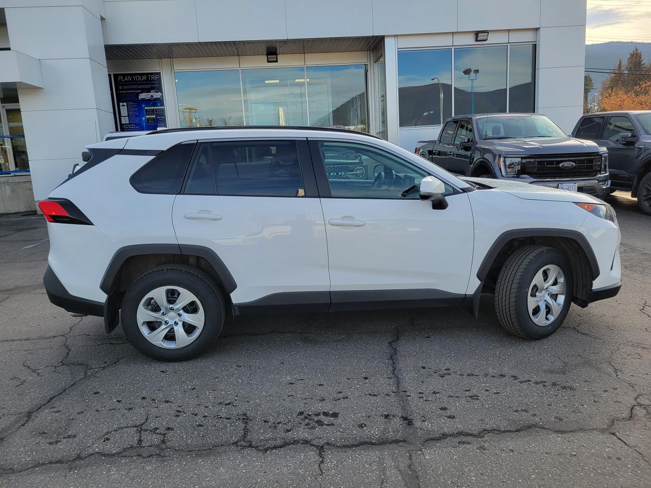 2021 Toyota RAV4 LE Photo5