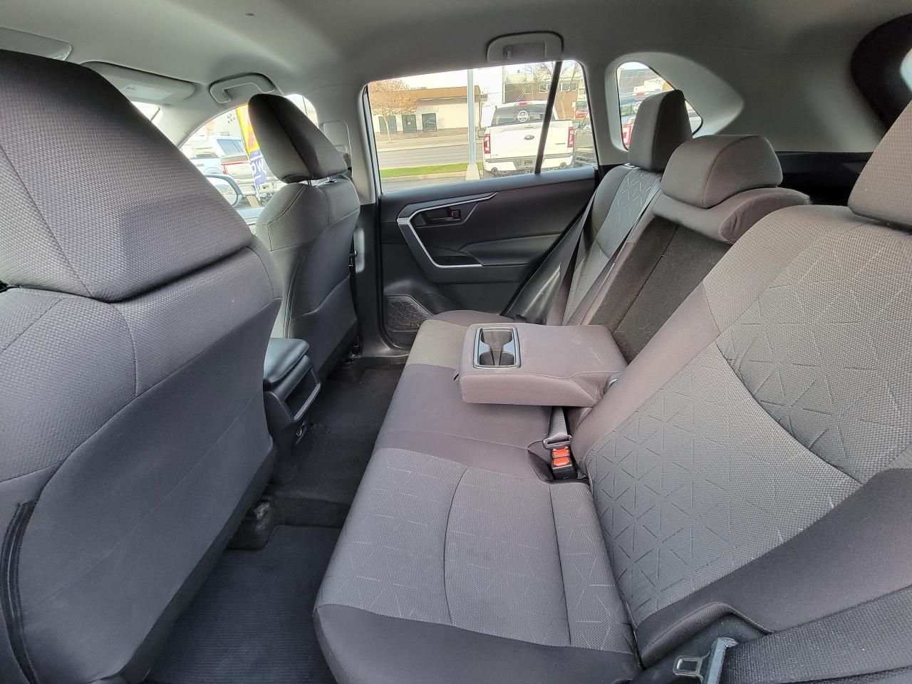 2021 Toyota RAV4 LE Photo5
