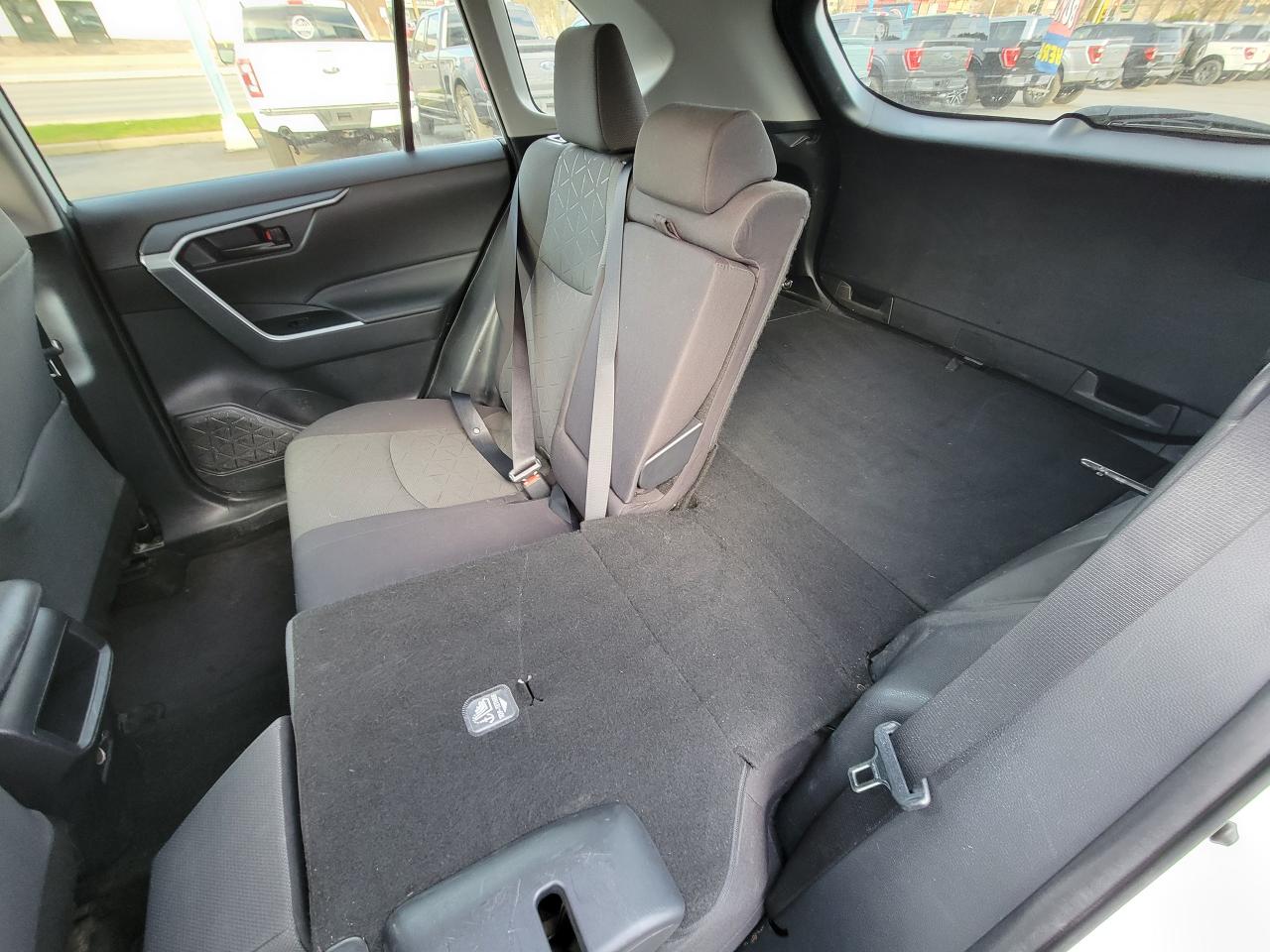 2021 Toyota RAV4 LE Photo5