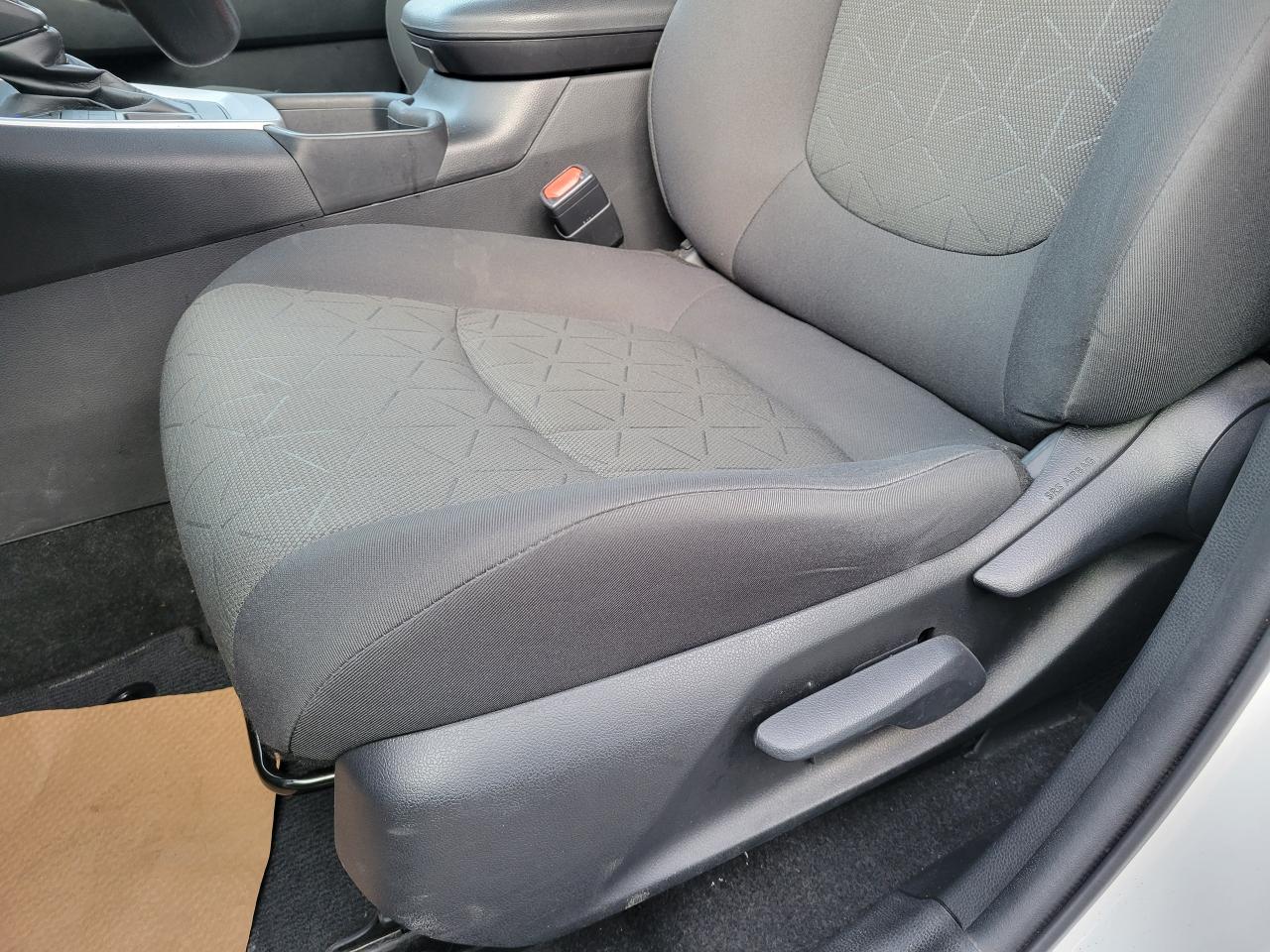 2021 Toyota RAV4 LE Photo5