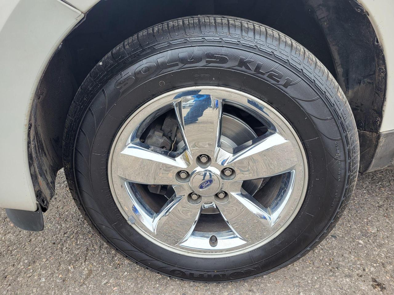 2010 Ford Escape LIMITED 4WD Photo