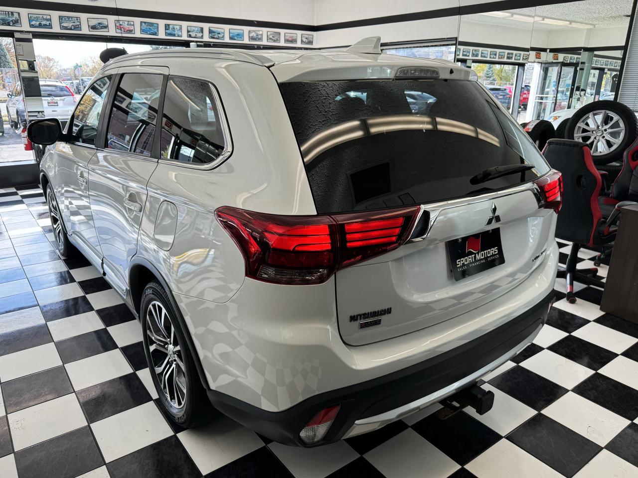 2018 Mitsubishi Outlander GT S-AWC 7 Passenger 3.0L V6+LEDs+CLEAN CARFAX - Photo #2