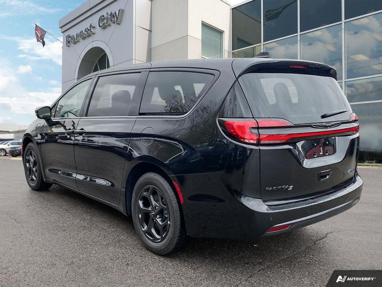 2023 Chrysler Pacifica Hybrid Touring-L Photo2