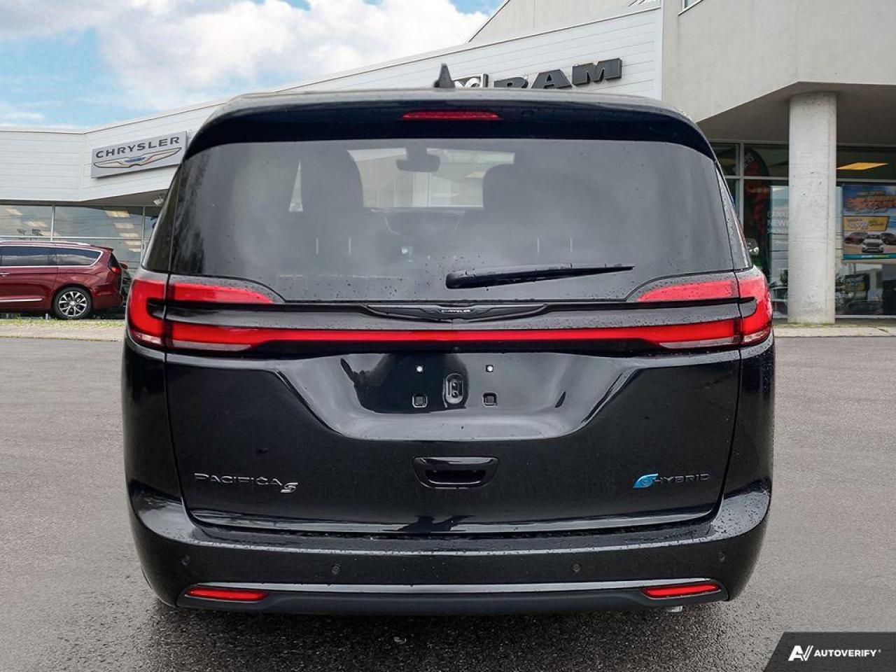 2023 Chrysler Pacifica Hybrid Touring-L Photo3