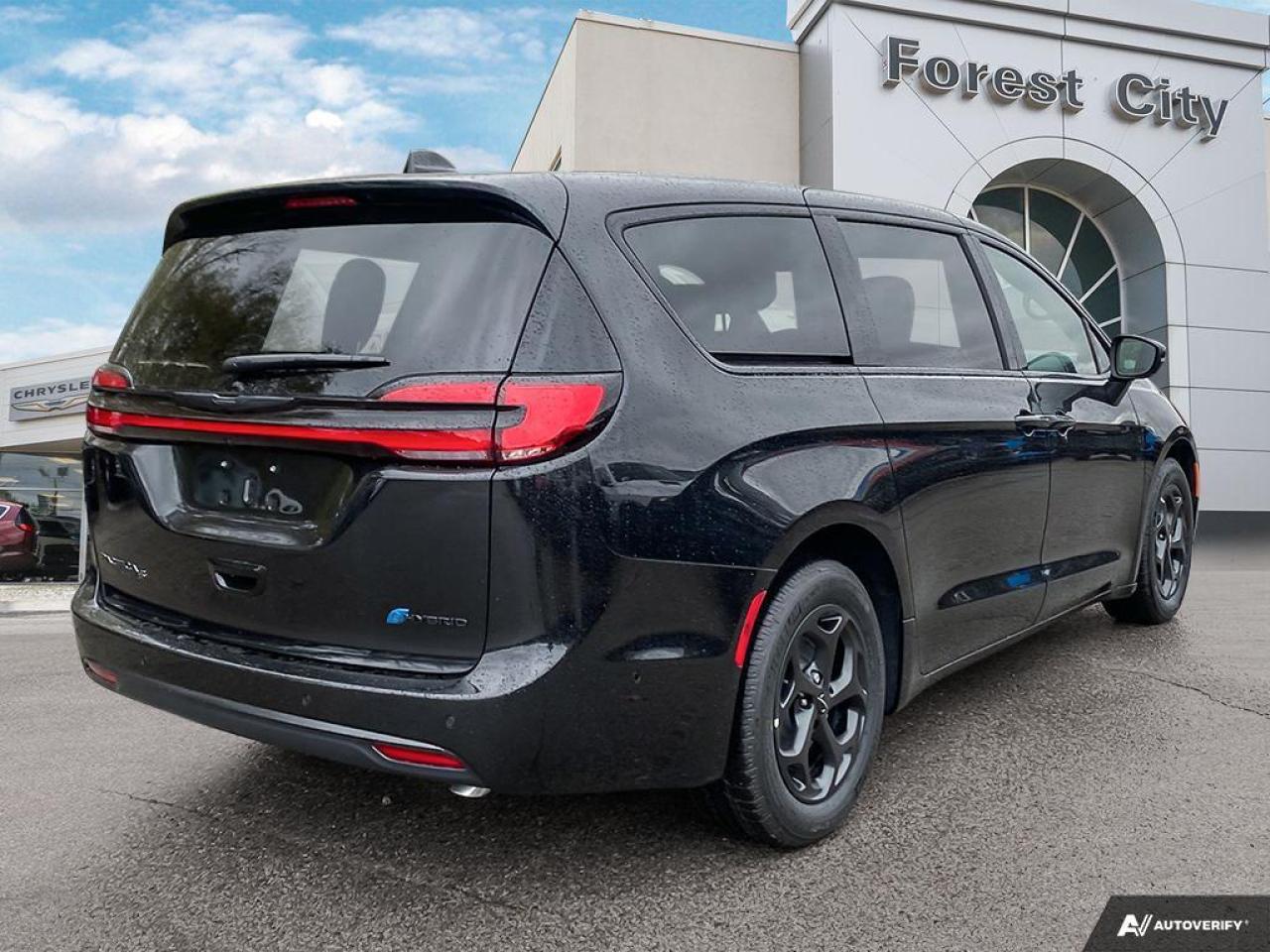 2023 Chrysler Pacifica Hybrid Touring-L Photo4