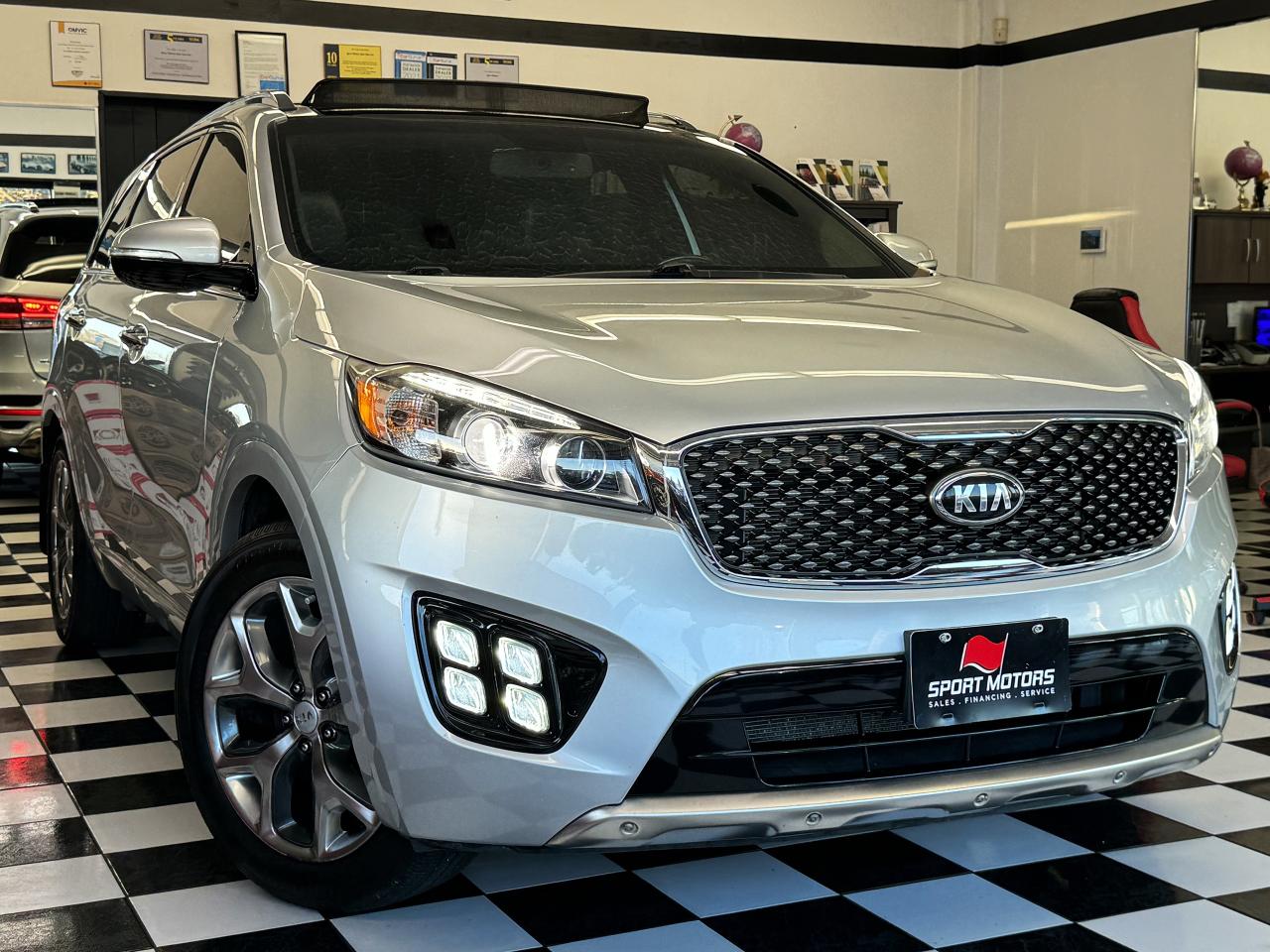 2016 Kia Sorento SX 7 Passenger V6 AWD+Roof+Blind Spot+CLEAN CARFAX Photo17