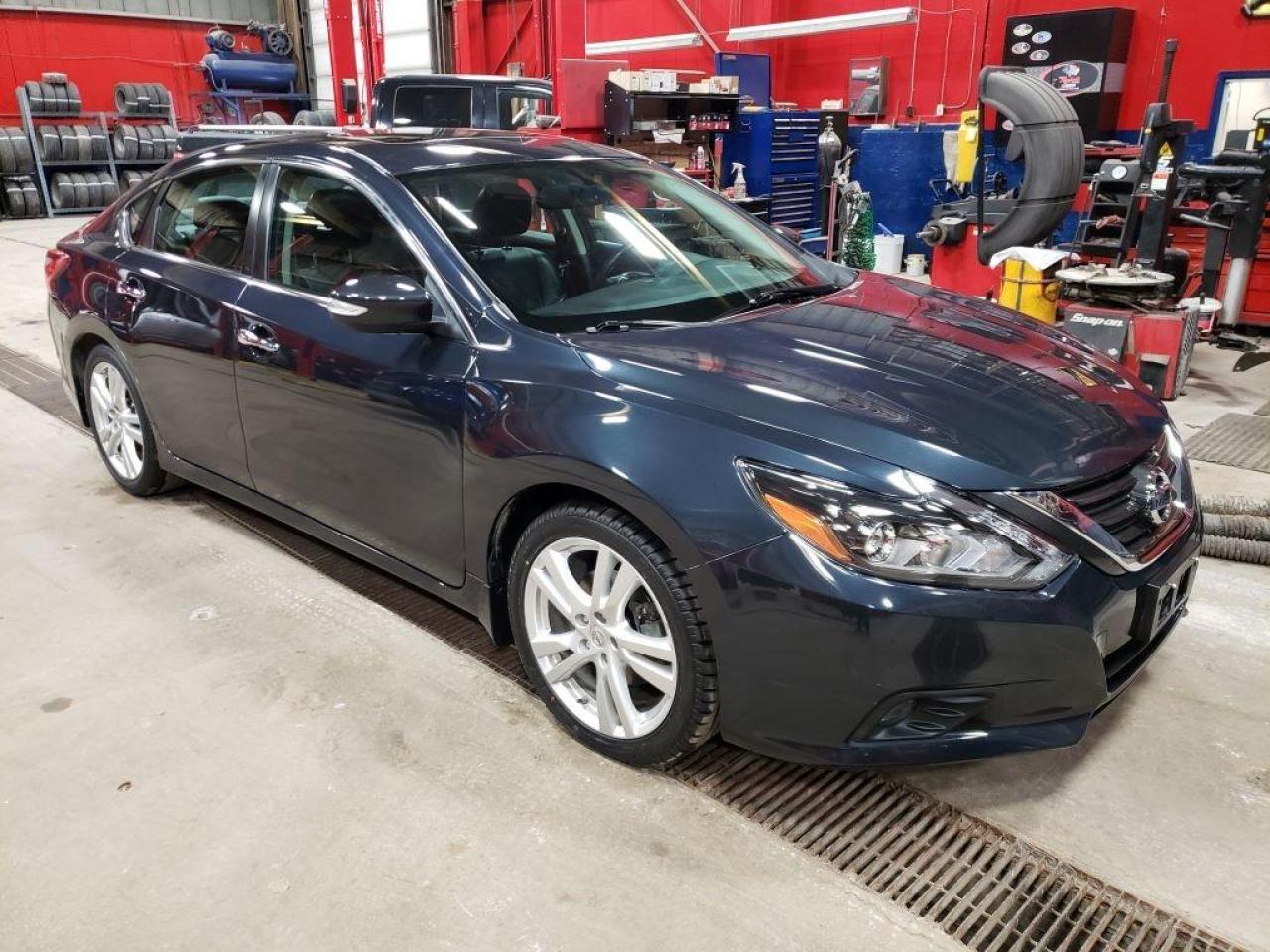 Used 2016 Nissan Altima SL TECH for sale in Winnipeg, MB