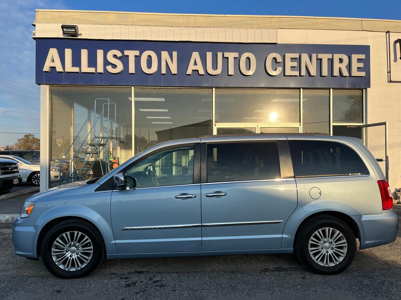 Used 2013 Chrysler Town & Country  for sale in Alliston, ON