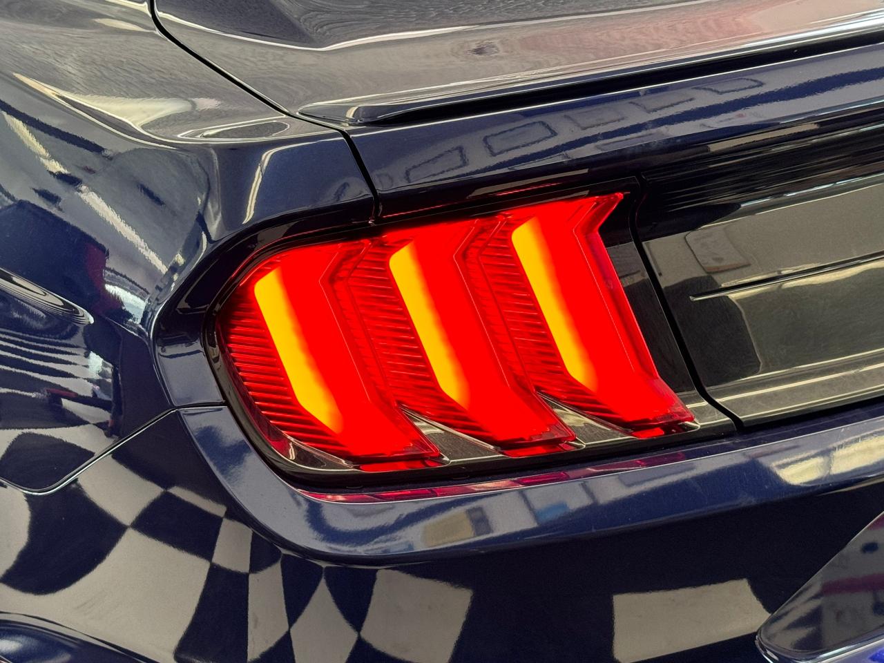 2018 Ford Mustang Ecoboost Premium+ApplePlay+Camera+CLEAN CARFAX - Photo #40