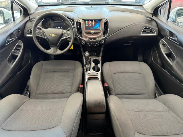 2017 Chevrolet Cruze LT+ApplePlay+Camera+Heated Seats+A/C Photo8