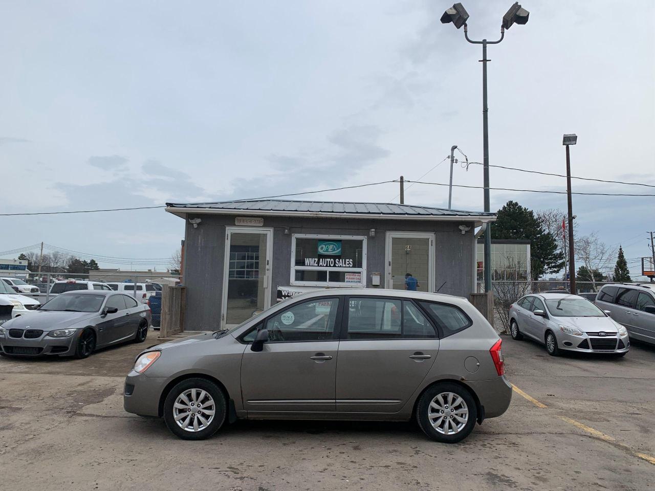 2010 Kia Rondo LX Photo2