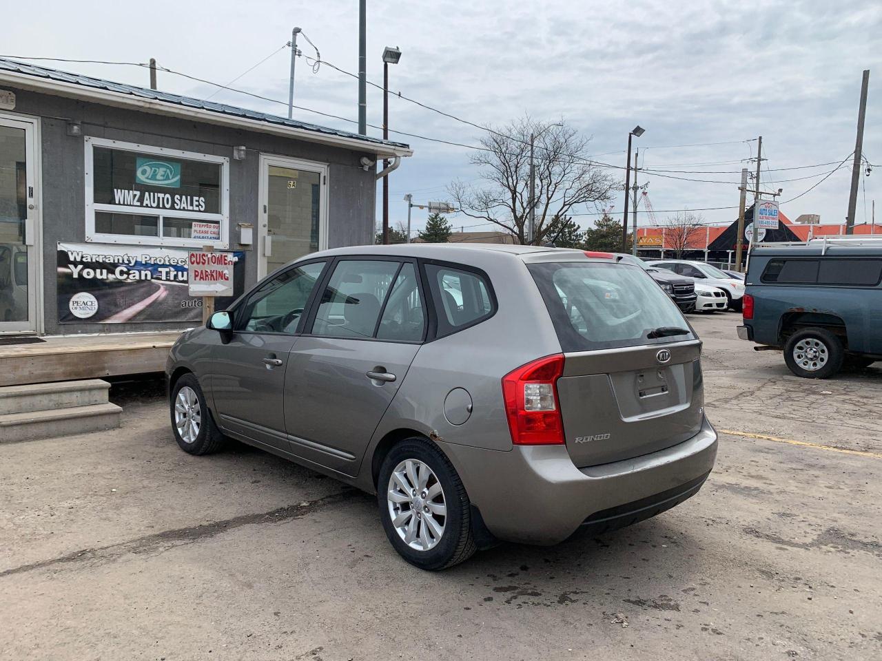 2010 Kia Rondo LX Photo3