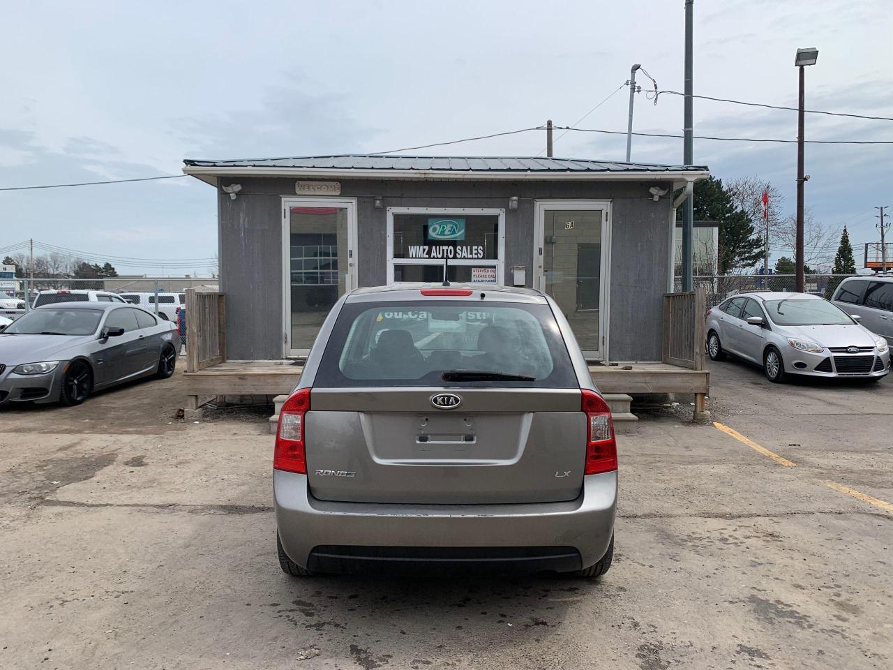 2010 Kia Rondo LX Photo4