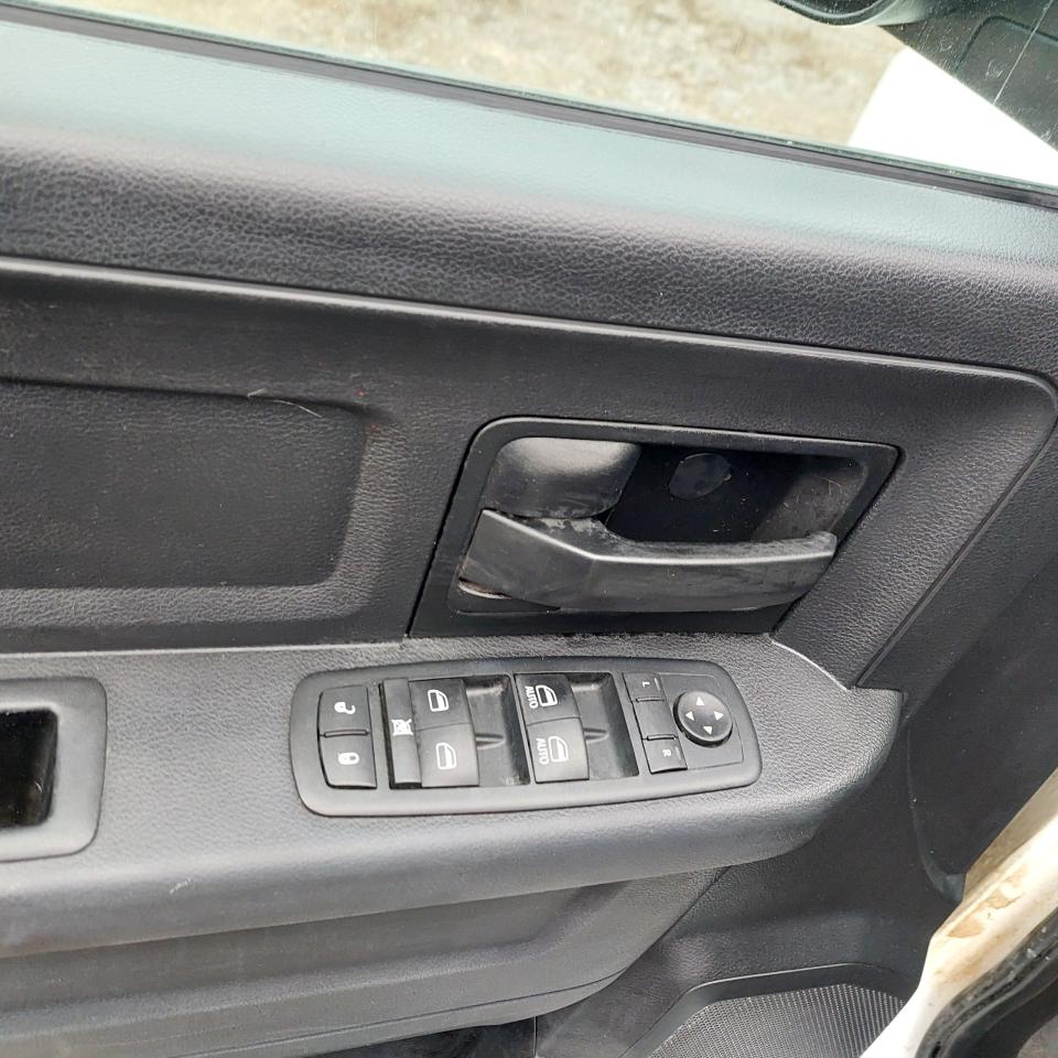 2015 RAM 1500 4WD Crew Cab 140.5" SSV - Photo #9